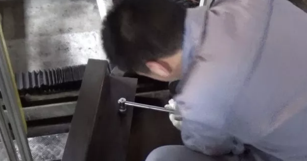 拆開(kāi)齒條蓋板 拆開(kāi)齒條蓋板