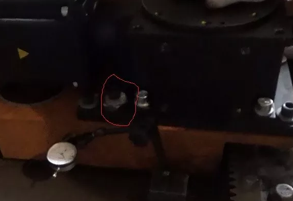 通過(guò)調(diào)整圖示偏心輪的位置來(lái)保證斜齒輪之間的單向齒間間隙為0.10mm左右 通過(guò)調(diào)整圖示偏心輪的位置來(lái)保證斜齒輪之間的單向齒間間隙為0.10mm左右